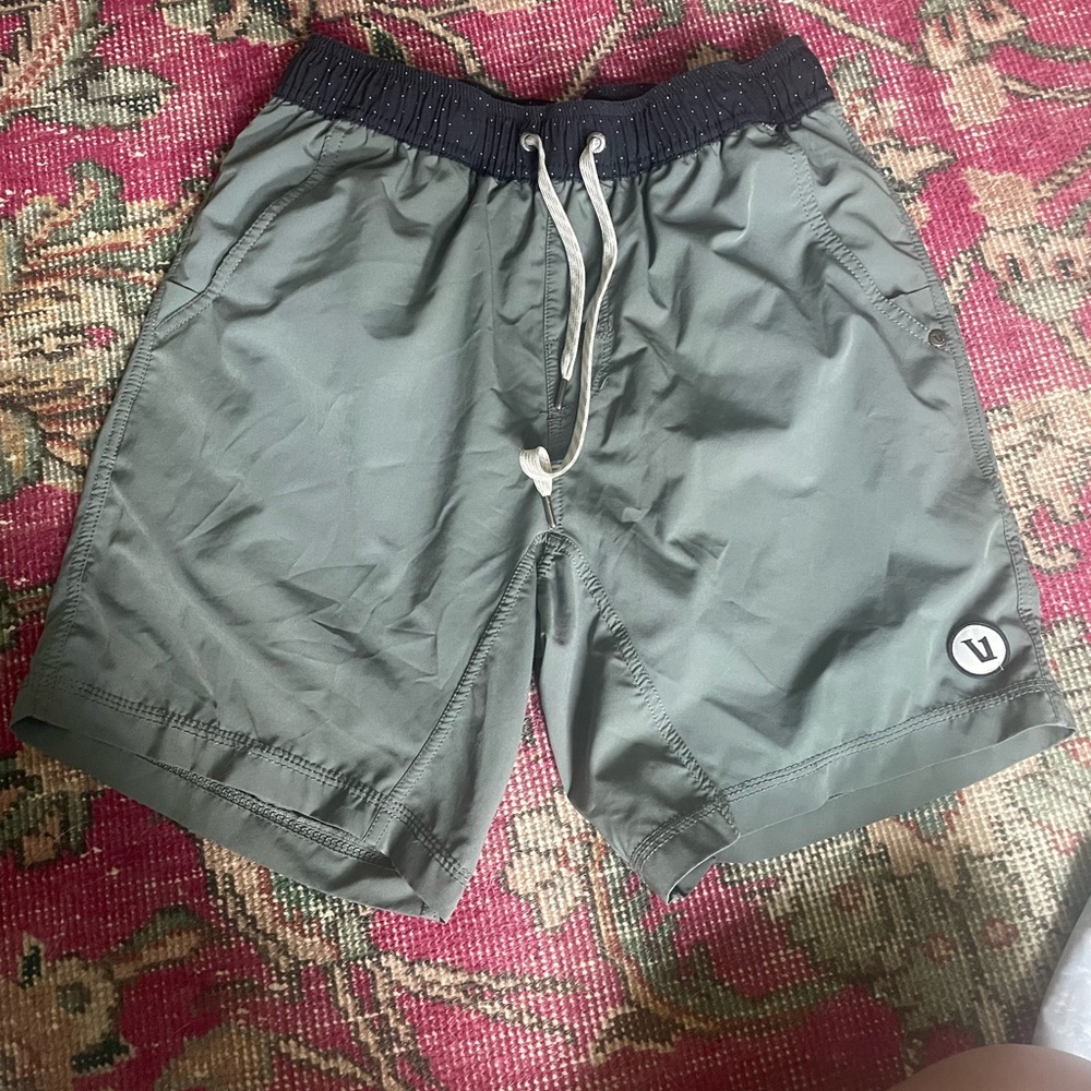 Vuori green athletic shorts small men’s